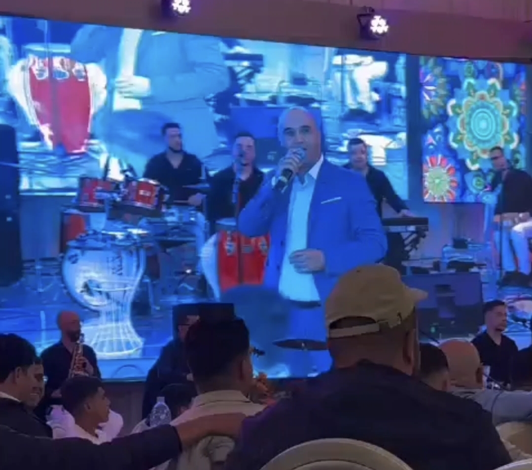 فيديو ..حضور قوي للفنان عبد السلام برشلونة يلهب حماس الحاضرين في عرس عائلة الصقلي