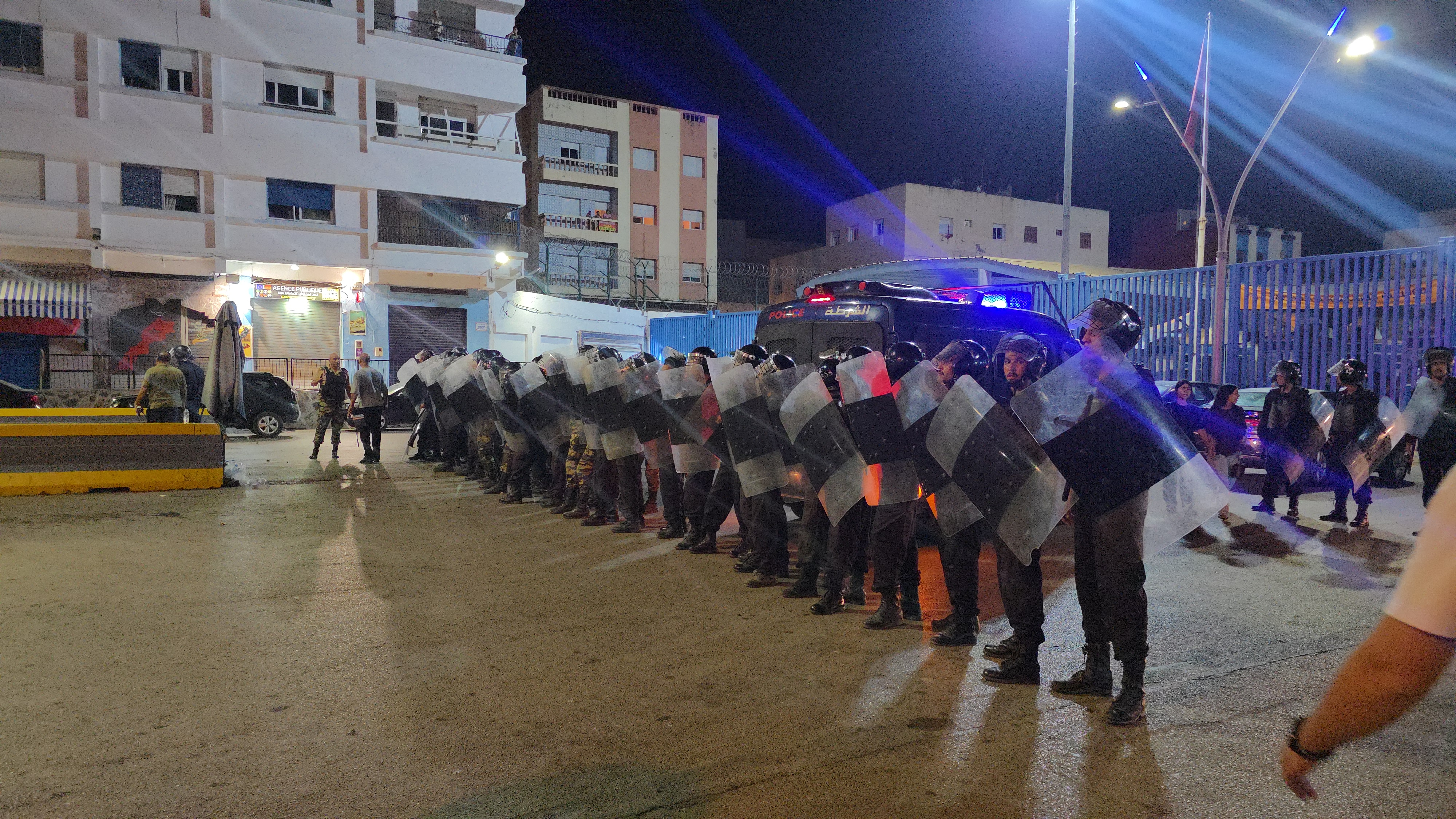 عاجل ..بعد ساعات من الفوضى..إعادة جميع الشباب الذين اجتازوا سياج بني أنصار