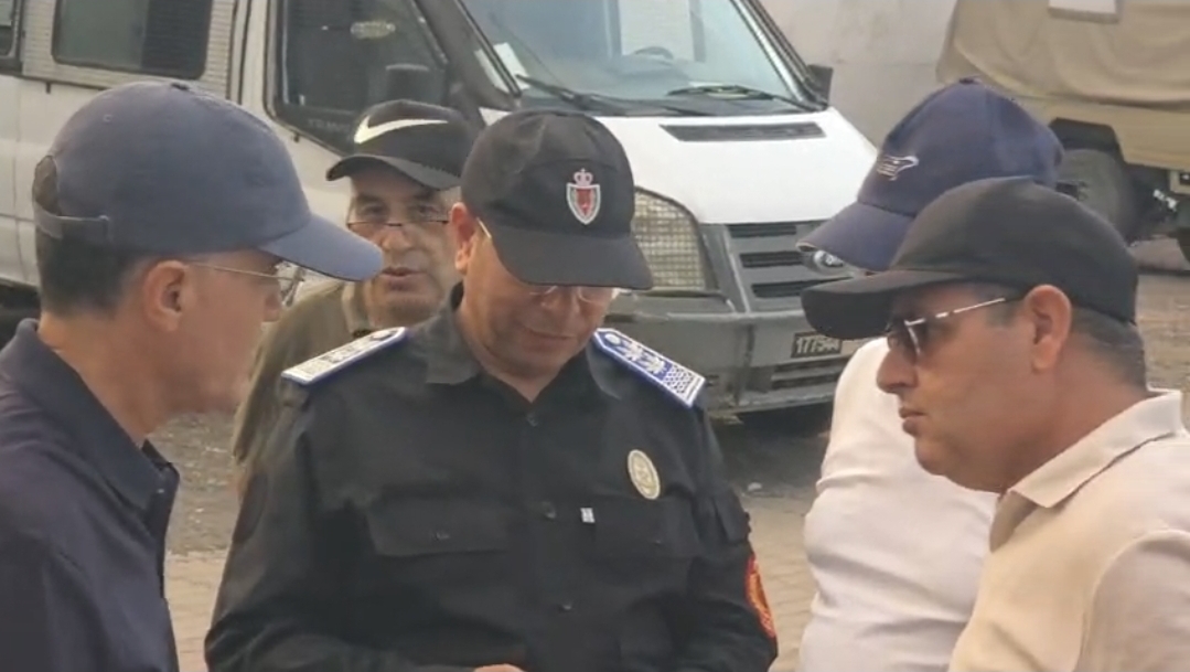 فيديو..استنفار أمني بالناظور وعامل الإقليم يشرف شخصياً على الترتيبات وتوقيف 32 شاباً وترحيل 76 شخصاً