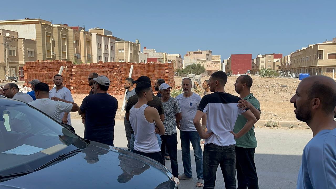 ساكنة عاريض 1 و2 و3 تحتج أمام بقعة أرضية وتطالب بحماية الملك الجماعي ووضعه للمنفعة العامة