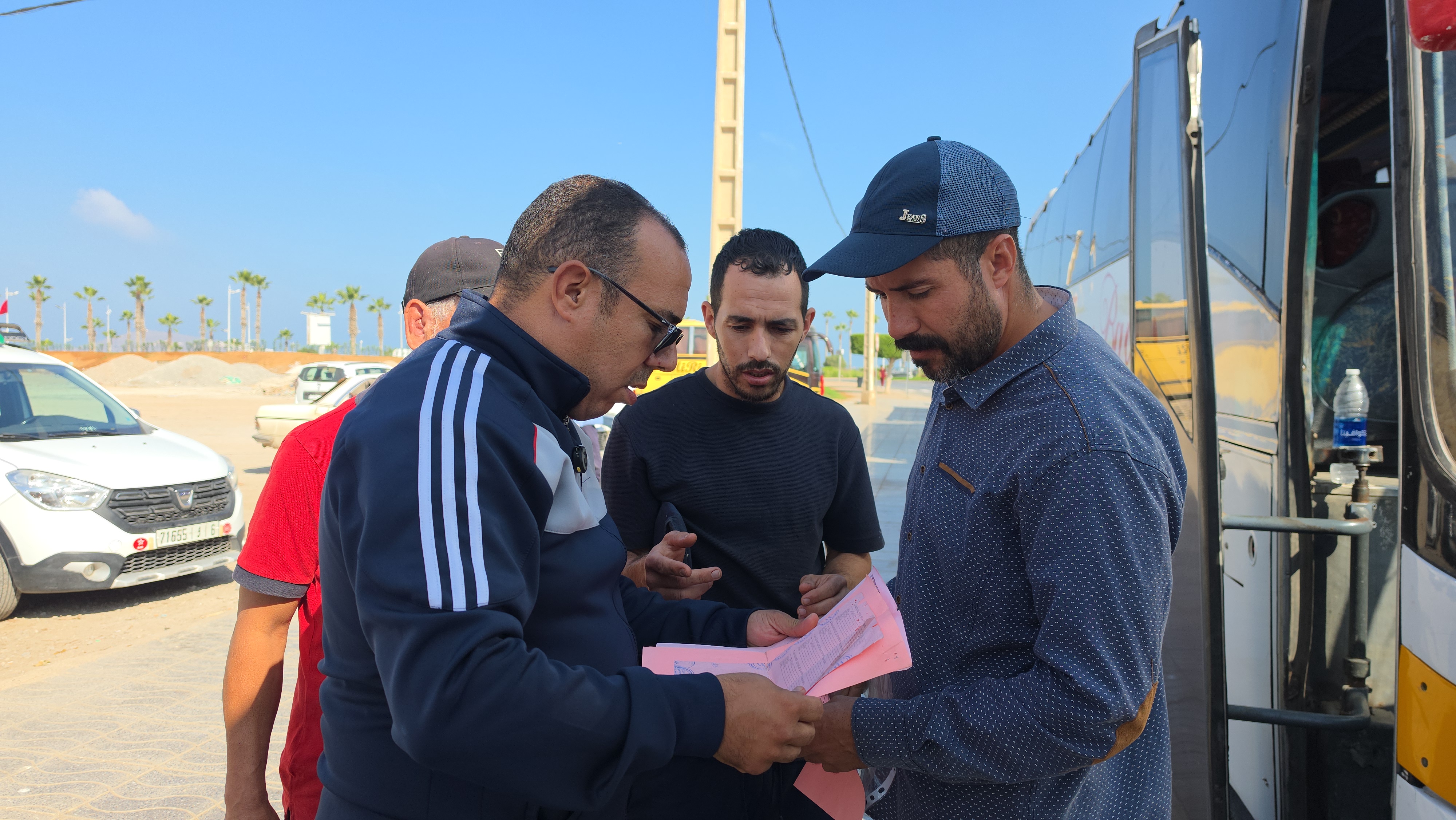 فيديو..وقفة احتجاجية لـ11 حافلة لنقل الركاب بين أزغنغان وناظور للمطالبة بإرجاع رخصة سائق وتوضيح مسارات النقل