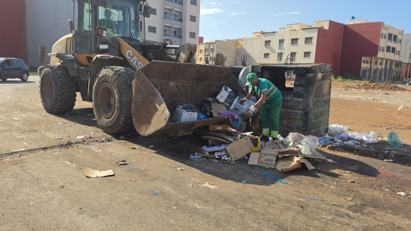 فيديو يفضح فوضى النفايات بحي المطار بالناظور.. محل تجاري ومطاعم تكدّس الكارطون والسكان يدفعون الثمن